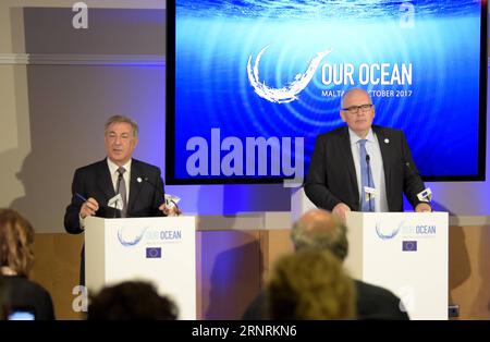 (171006) -- ST. JULIAN S, 6. Oktober 2017 -- Frans Timmermans (R), erster Vizepräsident der Europäischen Kommission, und Karmenu Vella, EU-Kommissar für Umwelt, maritime Angelegenheiten und Fischerei, nehmen an einer gemeinsamen Presse unserer Ozeankonferenz 2017 in St. Julian s, Malta, am 6. Oktober 2017. Mehr als 6 Milliarden Euro (7,01 Milliarden US-Dollar) wurden von öffentlichen und privaten Sektoren aus 112 Ländern für die Verbesserung des Meeresmanagements auf der Konferenz „Our Ocean“ 2017 am Freitag in Malta bereitgestellt. ) (Zhf) MALTA-ST. JULIAN S-OUR OCEAN CONFERENCE MarkxZammitxCordina PUBLICATIONxNOTxINxCHN Stockfoto