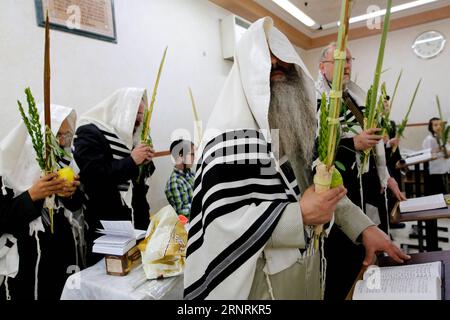 Bilder des Tages 171006 JERUSALEM 6. Oktober 2017 Ultra-orthodoxe Juden feiern den jüdischen Feiertag von Sukkot in Jerusalems MEA Shearim-Viertel am 6. Oktober 2017 das Sukkot-fest von Tabernacles ist ein biblischer wochenlanger Feiertag, der an die 40-jährige Reise in der Wüste nach dem Exodus erinnert aus der Sklaverei in Ägypten Jerusalem PUBLICATIONxxNOTxINxCHN CnynysE000028 20171007 TPPFN0A001 Copyright: xGilxCohenxMagenx Stockfoto