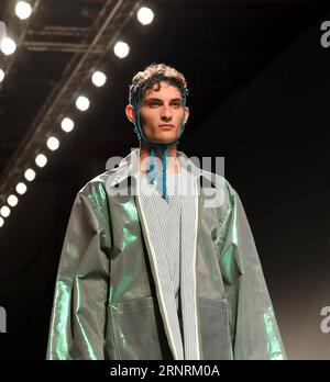 (171007) -- LISSABON, 7. Oktober 2017 -- Ein Modell präsentiert eine Kreation während der Sangue Novo Collection Show auf der Lisbon Fashion Week Frühjahr/Sommer 2018 in Lissabon, Portugal, 6. Oktober 2017. ) (Jmmn) PORTUGAL-LISSABON-FASHION WEEK ZhangxLiyun PUBLICATIONxNOTxINxCHN Stockfoto