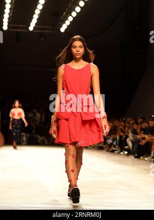 (171007) -- LISSABON, 7. Oktober 2017 -- Ein Modell präsentiert eine Kreation während der Sangue Novo Collection Show auf der Lisbon Fashion Week Frühjahr/Sommer 2018 in Lissabon, Portugal, 6. Oktober 2017. ) (Jmmn) PORTUGAL-LISSABON-FASHION WEEK ZhangxLiyun PUBLICATIONxNOTxINxCHN Stockfoto