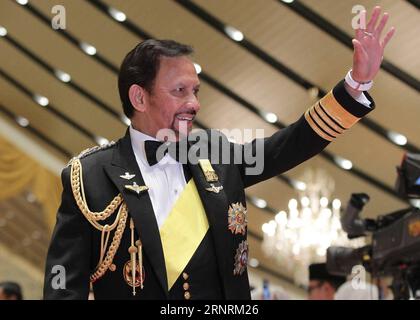 (171007) -- BANDAR SERI BEGAWAN, 7. Oktober 2017 -- Bruneis Sultan Haji Hassanal Bolkiah winkt zu Gästen beim königlichen Bankett, das sein goldenes Thronjubiläum in Bandar Seri Begawan, Hauptstadt von Brunei, 6. Oktober 2017 feiert. Mehr als 2000 geladene Gäste, darunter Mitglieder von Königshäusern aus verschiedenen Ländern und eine Reihe von Führern aus südostasiatischen Ländern, teilten die Freude mit den Bruneiern, als das Sultanat am Freitag den 50. Jahrestag des Thronantritts des Sultans Haji Hassanal Bolkiah mit einem königlichen Festmahl feierte. )(RH) BRUNEI-BANDAR SERI BEGAWAN-ROYAL BANKETT Stockfoto