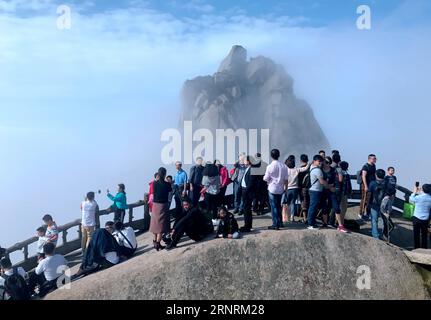 (171007) -- ANQING, 7. Oktober 2017 -- Touristen genießen die Landschaft des Tianzhu Berges in Anqing, ostchinesische Provinz Anhui, 6. Oktober 2017.) (lx) CHINA-ANHUI-TIANZHU-BERGKULISSE(CN) JiangxSheng PUBLICATIONxNOTxINxCHN Stockfoto