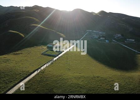 (171008) -- XINING, 8. Oktober 2017 -- Foto aufgenommen am 11. September 2017 zeigt eine natürliche Weide im Guinan County in der nordwestchinesischen Provinz Qinghai. Qinghai wird mit dem Herbstanfang dieses Jahres schöner. ) (Yxb) CHINA-QINGHAI-HERBSTLANDSCHAFT(CN) WuxGang PUBLICATIONxNOTxINxCHN Stockfoto
