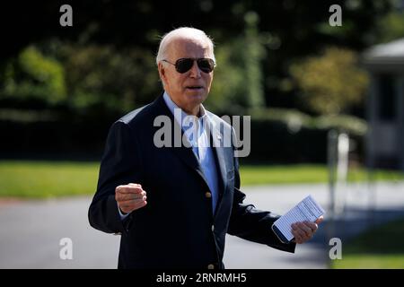 Washington, DC, USA. September 2023. US-Präsident Joe Biden spricht mit Mitgliedern der Medien, bevor er am Samstag, den 2. September, auf dem South Lawn of the White House in Washington, DC, USA an Bord von Marine One geht. 2023. Biden reist nach Florida, um die durch den Hurrikan Idalia verursachten Schäden zu untersuchen und sich mit den vom Sturm betroffenen Einwohnern zu treffen. Dank: Ting Shen/Pool über CNP/dpa/Alamy Live News Stockfoto