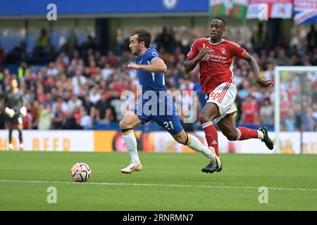 London, Großbritannien. September 2023. Ben Chilwell aus Chelsea in einem Wettbewerb mit Willy Boly aus Nottingham Forest während des Spiels Chelsea gegen Nottingham Forest in der Stamford Bridge London Credit: MARTIN DALTON/Alamy Live News Stockfoto