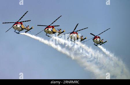 (171008) -- GHAZIABAD, 8. Oktober 2017 () -- Manöver des Sarang-Hubschrauberteams der Indian Air Force während der 85. Parade der Indian Air Force Day auf der Hindon Air Force Station in Ghaziabad, Indien, am 8. Oktober 2017. () INDIA-GHAZIABAD-AIR FORCE DAY-PERFORMANCE XINHUA PUBLICATIONXNOTXINXCHN Stockfoto