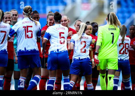 Reading, UK. September 2023. Die Spieler schütteln sich die Hände, bevor sie das Spiel der Barclays FA Womens Championship zwischen Reading und Charlton Athletic im Select Car Leasing Stadium beginnen. Quelle: Liam Asman/Alamy Live News (Liam Asman/SPP) Stockfoto