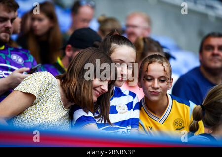 Reading, UK. September 2023. Lesefans machen ein Selfie während des Spiels der Barclays FA Womens Championship zwischen Reading und Charlton Athletic im Select Car Leasing Stadium. Quelle: Liam Asman/Alamy Live News (Liam Asman/SPP) Stockfoto