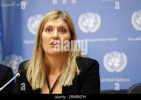 Themen der Woche (171009) -- VEREINTEN NATIONEN, 9. Oktober 2017 -- Beatrice Fihn, Exekutivdirektorin der Internationalen Kampagne zur Abschaffung von Kernwaffen (ICAN), spricht während einer Pressekonferenz am 9. Oktober 2017 im UN-Hauptquartier in New York. Die Internationale Kampagne zur Abschaffung von Kernwaffen (ICAN), Gewinner des diesjährigen Friedensnobelpreises, äußerte am Montag die Hoffnung, dass der neu ausgehandelte Vertrag über das Verbot von Kernwaffen an Dynamik gewinnen und Länder gewinnen wird. ) UN-ICAN-NOBELPREIS-PRESSEKONFERENZ LIXMUZI PUBLICATIONXNOTXINXCHN Stockfoto