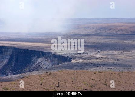 Rauchender Kilauea Summit Lava Lake im Hawaii Volcanoes National Park, UNESCO-Weltkulturerbe, Big Island, Hawaii, USA. 11.04.2010 Stockfoto