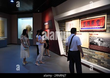 (171010) -- QINZHOU, 10. Oktober 2017 -- Besucher besuchen die Liu Yongfu Memorial Hall in Qinzhou, südchinesische autonome Region Guangxi Zhuang, 10. Oktober 2017. Die Gedenkhalle zeigt die Geschichten von Liu Yongfu, einem Nationalhelden, der im chinesisch-französischen Krieg kämpfte und 1917 starb, indem er Bilder, Reliefs und kulturelle Reliquien präsentiert. ) (lx) CHINA-GUANGXI-NATIONAL HERO-MEMORIAL HALL(CN) ZhangxAilin PUBLICATIONxNOTxINxCHN Stockfoto