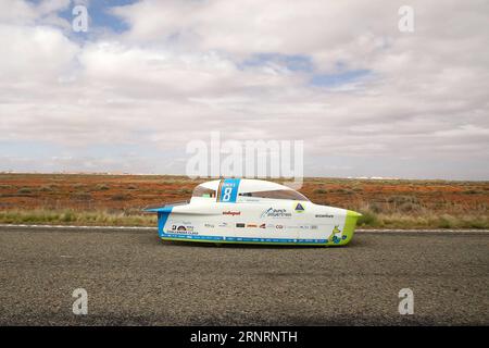 (171011) -- CANBERRA, 11. Oktober 2017 -- Solar Car Punch Two aus Belgien erreicht Coober Pedy, eine südaustralische Stadt, die als Opal Capital bekannt ist, während des vierten Tages der World Solar Challenge 2017 in Canberra, Australien am 11. Oktober 2017. 2017 Bridgestone World Solar Challenge) (SP)AUSTRALIA-CANBERRA-2017 WORLD SOLAR CHALLENGE XuxHaijing PUBLICATIONxNOTxINxCHN Stockfoto