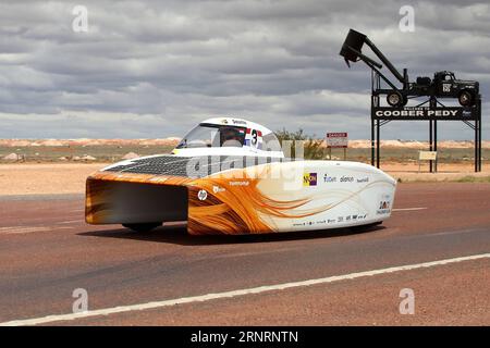 (171011) -- CANBERRA, 11. Oktober 2017 -- Solar Car Nuna9 of the Netherlands erreicht Coober Pedy, eine südaustralische Stadt, die als Opal Capital bekannt ist, während des vierten Tagesspiels der World Solar Challenge 2017 in Canberra, Australien am 11. Oktober 2017. 2017 Bridgestone World Solar Challenge) (SP)AUSTRALIA-CANBERRA-2017 WORLD SOLAR CHALLENGE XuxHaijing PUBLICATIONxNOTxINxCHN Stockfoto