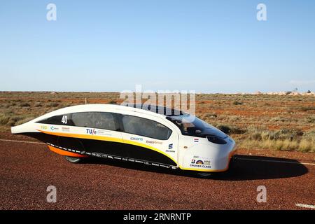 (171011) -- CANBERRA, 11. Oktober 2017 -- Team Eindhoven Solarfahrzeug Stella Vie aus den Niederlanden erreicht Coober Pedy, eine südaustralische Stadt, bekannt als die Opal Hauptstadt, während des vierten Tages Spiel der World Solar Challenge 2017 in Canberra, Australien am 11. Oktober 2017. 2017 Bridgestone World Solar Challenge) (SP)AUSTRALIA-CANBERRA-2017 WORLD SOLAR CHALLENGE XuxHaijing PUBLICATIONxNOTxINxCHN Stockfoto