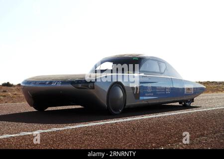 (171011) -- CANBERRA, 11. Oktober 2017 -- Team HS Bochum Solarfahrzeug Thyssenkrupper Blue Cruiser aus Deutschland fährt in der Nähe von Coober Pedy, einer südaustralischen Stadt, die als Opal Capital bekannt ist, während des vierten Tagesspiels der World Solar Challenge 2017 in Canberra, Australien am 11. Oktober 2017. 2017 Bridgestone World Solar Challenge) (SP)AUSTRALIA-CANBERRA-2017 WORLD SOLAR CHALLENGE XuxHaijing PUBLICATIONxNOTxINxCHN Stockfoto