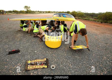 (171011) -- CANBERRA, 11. Oktober 2017 -- Teammitglieder reparieren Solarauto Novum von der University of Michigan, USA, in der Nähe von Marla Bore, Südaustralien während des vierten Tagesspiels der World Solar Challenge 2017 in Canberra, Australien am 11. Oktober 2017. 2017 Bridgestone World Solar Challenge) (SP)AUSTRALIA-CANBERRA-2017 WORLD SOLAR CHALLENGE XuxHaijing PUBLICATIONxNOTxINxCHN Stockfoto
