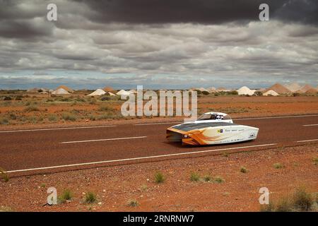Bilder des Tages (171011) -- CANBERRA, 11. Oktober 2017 -- Solar Car Nuna9 of the Netherlands erreicht Coober Pedy, eine südaustralische Stadt, die als Opal Capital bekannt ist, während des vierten Tages der World Solar Challenge 2017 in Canberra, Australien am 11. Oktober 2017. 2017 Bridgestone World Solar Challenge) (SP)AUSTRALIA-CANBERRA-2017 WORLD SOLAR CHALLENGE XuxHaijing PUBLICATIONxNOTxINxCHN Stockfoto