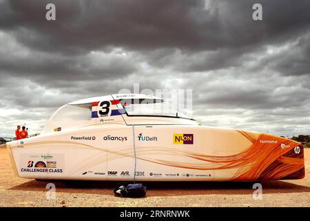(171011) -- CANBERRA, 11. Oktober 2017 -- Solar Car Nuna9 of the Netherlands erreicht Coober Pedy, eine südaustralische Stadt, die als Opal Capital bekannt ist, während des vierten Tagesspiels der World Solar Challenge 2017 in Canberra, Australien am 11. Oktober 2017. 2017 Bridgestone World Solar Challenge) (SP)AUSTRALIA-CANBERRA-2017 WORLD SOLAR CHALLENGE XuxHaijing PUBLICATIONxNOTxINxCHN Stockfoto