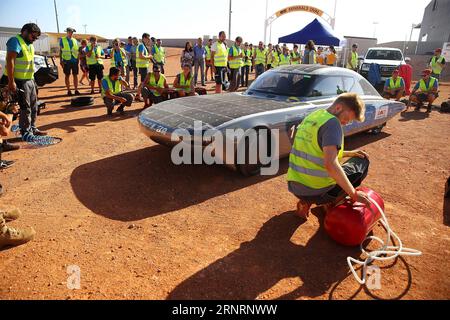 (171011) -- CANBERRA, 11. Oktober 2017 -- das Solarfahrzeug Thyssenkrupper Blue Cruiser des Teams HS Bochum aus Deutschland erreicht die Kontrollstation in Coober Pedy, einer südaustralischen Stadt, die als Opal Capital bekannt ist, während des vierten Tagesspiels der World Solar Challenge 2017 in Canberra, Australien am 11. Oktober 2017. 2017 Bridgestone World Solar Challenge) (SP)AUSTRALIA-CANBERRA-2017 WORLD SOLAR CHALLENGE XuxHaijing PUBLICATIONxNOTxINxCHN Stockfoto
