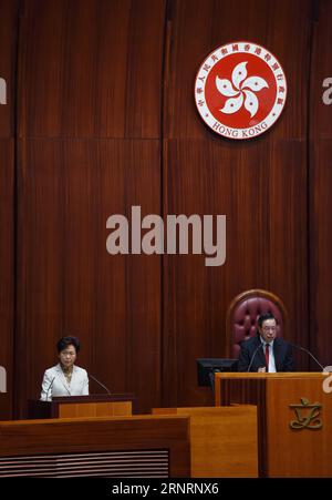 (171011) -- HONG KONG, 11. Oktober 2017 -- Chief Executive of China s Hong Kong Special Administrative Region Lam Cheng Yuet-ngor (L) hält ihre erste Policenrede seit ihrem Amtsantritt am 1. Juli 2017 in Hongkong, Südchina. ) (WYO) CHINA-HONG KONG-LAM CHENG YUET-NGOR-POLICY ADDRESS (CN) WANGXSHEN PUBLICATIONXNOTXINXCHN Stockfoto