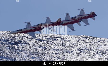 (171011) -- MEIRINGEN, 11. Oktober 2017 -- Schweizer Tiger F-5-Kampfflugzeuge der Patrouille Suisse treten am 11. Oktober 2017 während einer Flugschau der Schweizer Luftwaffe auf der Axalp nahe dem Luftwaffenstützpunkt Meiringen auf. Die Schweizer Luftwaffe schießt jährlich auf der Axalp in den Schweizer Bergen. SWISS-MEIRINGEN-SWISS AIR FORCE-AIR SHOW RUBENXSPRICH PUBLICATIONXNOTXINXCHN Stockfoto