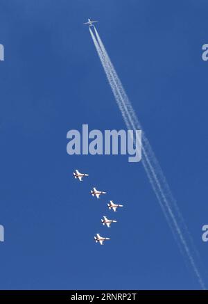 (171011) -- MEIRINGEN, 11. Oktober 2017 -- Schweizer Tiger F-5-Kampfflugzeuge der Patrouille Suisse treten am 11. Oktober 2017 während einer Flugschau der Schweizer Luftwaffe auf der Axalp nahe dem Luftwaffenstützpunkt Meiringen auf. Die Schweizer Luftwaffe schießt jährlich auf der Axalp in den Schweizer Bergen. SWISS-MEIRINGEN-SWISS AIR FORCE-AIR SHOW RUBENXSPRICH PUBLICATIONXNOTXINXCHN Stockfoto