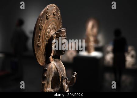 (171012) -- WASHINGTON, 12. Oktober 2017 -- die Menschen sehen buddhistische Kunstwerke aus China in der Freer Gallery of Art in Washington D.C., USA, am 11. Oktober 2017. Die Freer Gallery of Art und das angrenzende Schwestermuseum, die Arthur M. Sackler Gallery, die zu den Nationalmuseen des Smithsonian gehören und einige der besten asiatischen Kunstsammlungen der Welt beherbergen, werden ab Samstagabend eine einwöchige Wiedereröffnung feiern. Die Galerien werden nach einer fast zweijährigen Renovierung wiederbelebt. ) (zy) U.S.-WASHINGTON-ART MUSEUM-REOPEN YinxBogu PUBLICATIONxNOTxINxCHN Stockfoto