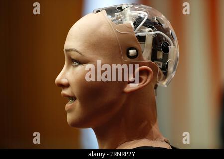 (171012) -- VEREINTEN NATIONEN, 12. Oktober 2017 -- Sophia, ein lebensechter humanoider Roboter, ist im UN-Hauptquartier in New York am 11. Oktober 2017 abgebildet. Sophia nahm an einem Treffen über die Zukunft von allem - nachhaltige Entwicklung im Zeitalter des raschen technologischen Wandels Teil . ) (zy) UN-ROBOTER-SOPHIA LixMuzi PUBLICATIONxNOTxINxCHN Stockfoto