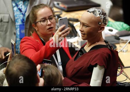 (171012) -- VEREINTEN NATIONEN, 12. Oktober 2017 -- Eine Frau fotografiert Sophia, einen lebensähnlichen humanoiden Roboter, im UN-Hauptquartier in New York, 11. Oktober 2017. Sophia nahm an einem Treffen über die Zukunft von allem - nachhaltige Entwicklung im Zeitalter des raschen technologischen Wandels Teil . ) (zy) UN-ROBOTER-SOPHIA LixMuzi PUBLICATIONxNOTxINxCHN Stockfoto