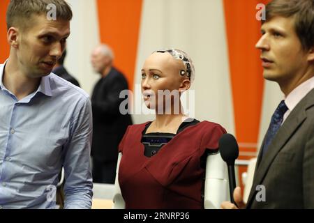 (171012) -- VEREINTEN NATIONEN, 12. Oktober 2017 -- Sophia (C), ein lebensechter humanoider Roboter, wird im UN-Hauptquartier in New York am 11. Oktober 2017 abgebildet. Sophia nahm an einem Treffen über die Zukunft von allem - nachhaltige Entwicklung im Zeitalter des raschen technologischen Wandels Teil . ) (zy) UN-ROBOTER-SOPHIA LixMuzi PUBLICATIONxNOTxINxCHN Stockfoto