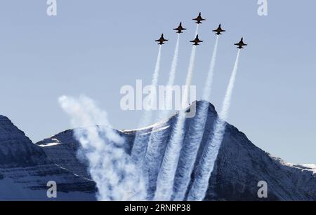 (171011) -- MEIRINGEN, 11. Oktober 2017 -- Schweizer Tiger F-5-Kampfflugzeuge der Patrouille Suisse treten am 11. Oktober 2017 während einer Flugschau der Schweizer Luftwaffe auf der Axalp nahe dem Luftwaffenstützpunkt Meiringen auf. Die Schweizer Luftwaffe schießt jährlich auf der Axalp in den Schweizer Bergen. SWISS-MEIRINGEN-SWISS AIR FORCE-AIR SHOW RUBENXSPRICH PUBLICATIONXNOTXINXCHN Stockfoto