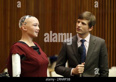 (171012) -- VEREINTEN NATIONEN, 12. Oktober 2017 -- A man interviewt Sophia (L), einen lebensähnlichen humanoiden Roboter, im UN-Hauptquartier in New York, 11. Oktober 2017. Sophia nahm an einem Treffen über die Zukunft von allem - nachhaltige Entwicklung im Zeitalter des raschen technologischen Wandels Teil . ) (zy) UN-ROBOTER-SOPHIA LixMuzi PUBLICATIONxNOTxINxCHN Stockfoto