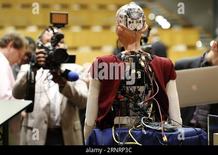 (171012) -- VEREINTEN NATIONEN, 12. Oktober 2017 -- Sophia, ein lebensechter humanoider Roboter, ist im UN-Hauptquartier in New York am 11. Oktober 2017 abgebildet. Sophia nahm an einem Treffen über die Zukunft von allem - nachhaltige Entwicklung im Zeitalter des raschen technologischen Wandels Teil . ) (zy) UN-ROBOTER-SOPHIA LixMuzi PUBLICATIONxNOTxINxCHN Stockfoto