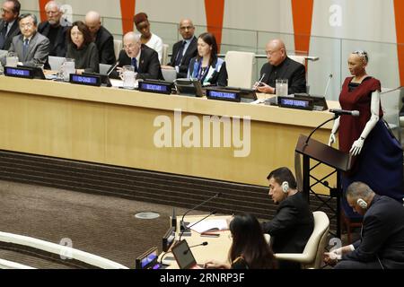 Bilder des Tages (171012) -- VEREINTEN NATIONEN, 12. Oktober 2017 -- Sophia (1. R), ein lebensechter humanoider Roboter, wird während eines Treffens über die Zukunft von allem - nachhaltige Entwicklung im Zeitalter des raschen technologischen Wandels im UN-Hauptquartier in New York, 11. Oktober 2017, abgebildet. ) (zy) UN-ROBOTER-SOPHIA LixMuzi PUBLICATIONxNOTxINxCHN Stockfoto