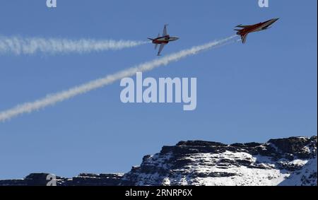 (171011) -- MEIRINGEN, 11. Oktober 2017 -- Schweizer Tiger F-5-Kampfflugzeuge der Patrouille Suisse treten am 11. Oktober 2017 während einer Flugschau der Schweizer Luftwaffe auf der Axalp nahe dem Luftwaffenstützpunkt Meiringen auf. Die Schweizer Luftwaffe schießt jährlich auf der Axalp in den Schweizer Bergen. SWISS-MEIRINGEN-SWISS AIR FORCE-AIR SHOW RUBENXSPRICH PUBLICATIONXNOTXINXCHN Stockfoto