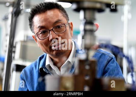 (171012) -- PEKING, 12. Oktober 2017 -- Xu Qijin, ein Elektroarbeiter, arbeitet bei einem lokalen Stromversorgungsunternehmen in Suzhou, ostchinesische Provinz Anhui, 15. September 2017. Xu hat 35 Jahre in seinem Amt gearbeitet und viele technische Errungenschaften in Bezug auf Stromleitungen erzielt. Er wurde als Delegierter gewählt, um am 19. Nationalkongress der Kommunistischen Partei Chinas (KPCh) in Peking vom 18. Oktober teilzunehmen. In etwa einem Jahr wurden insgesamt 2.287 Delegierte für die Teilnahme am fünfjährlichen nationalen Kongress gewählt. Entsprechend den Anforderungen müssen die Nominierten politisch und hochqualifiziert sein Stockfoto