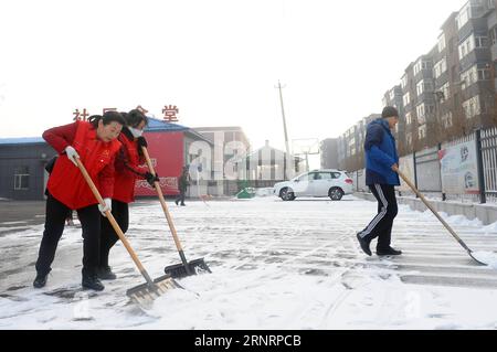 (171012) -- PEKING, 12. Oktober 2017 -- Wu Yaqin (1. L), ein Gemeindearbeiter, reinigt Schnee in der Changshan Garden Gemeinde der Stadt Changchun, Hauptstadt der nordöstlichen chinesischen Provinz Jilin, 6. März 2017. Wu arbeitet seit über 20 Jahren als Gemeindearbeiter. Sie wurde als Delegierte gewählt, um am 19. Nationalkongress der Kommunistischen Partei Chinas (KPCh) in Peking vom 18. Oktober teilzunehmen. In etwa einem Jahr wurden insgesamt 2.287 Delegierte für die Teilnahme am fünfjährlichen nationalen Kongress gewählt. Entsprechend den Anforderungen müssen die Nominierten politisch und ideologisch hochqualifiziert sein, eine gute Arbeit haben Stockfoto