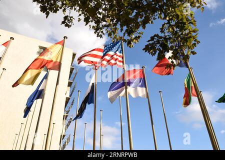 (171012) -- PARIS, 12. Oktober 2017 -- Foto aufgenommen am 12. Oktober 2017 zeigt Flaggen vor dem Hauptsitz der Organisation der Vereinten Nationen für Bildung, Wissenschaft und Kultur (UNESCO) in Paris, Frankreich. Die Vereinigten Staaten informierten die UNESCO am Donnerstag, dass sie sich am 31. Dezember 2018 offiziell aus der Organisation zurückziehen würden. (zhs) FRANCE-PARIS-UNESCO-U.S.-WITHDRAWAL ChenxYichen PUBLICATIONxNOTxINxCHN Stockfoto