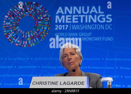 Jahrestagung von IWF und Weltbank in Washington (171012) -- WASHINGTON, 12. Oktober 2017 -- Geschäftsführende Direktorin des Internationalen Währungsfonds (IWF) Christine Lagarde nimmt am 12. Oktober 2017 an einer Pressekonferenz der Jahrestagungen des Internationalen Währungsfonds und der Weltbank 2017 in Washington D.C., USA, Teil. Christine Lagarde sagte am Donnerstag, dass der IWF Chinas Wirtschaftsaussichten in den Jahren 2017 und 2018 angesichts seiner fiskalischen Stimulus verbessert habe. ) U.S.-WASHINGTON D.C.-WORLD BANK-IWF-ANNUAL MEETINGS-PRESS CONFERENCE-LAGARDE TINGXSHEN PUBLICATIONXNOTXINXCHN Stockfoto