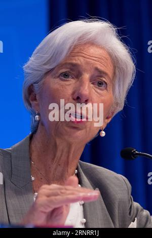 Jahrestagung von IWF und Weltbank in Washington (171012) -- WASHINGTON, 12. Oktober 2017 -- Geschäftsführende Direktorin des Internationalen Währungsfonds (IWF) Christine Lagarde nimmt am 12. Oktober 2017 an einer Pressekonferenz der Jahrestagungen des Internationalen Währungsfonds und der Weltbank 2017 in Washington D.C., USA, Teil. Christine Lagarde sagte am Donnerstag, dass der IWF Chinas Wirtschaftsaussichten in den Jahren 2017 und 2018 angesichts seiner fiskalischen Stimulus verbessert habe. ) U.S.-WASHINGTON D.C.-WORLD BANK-IWF-ANNUAL MEETINGS-PRESS CONFERENCE-LAGARDE TINGXSHEN PUBLICATIONXNOTXINXCHN Stockfoto