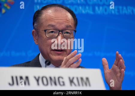 Jahrestagung von IWF und Weltbank in Washington (171012) -- WASHINGTON, 12. Oktober 2017 -- Weltbankpräsident Jim Yong Kim nimmt am 12. Oktober 2017 an einer Pressekonferenz der Jahrestagungen des Internationalen Währungsfonds und der Weltbank 2017 in Washington D.C., USA, Teil. Weltbankpräsident Jim Yong Kim sagte am Donnerstag, dass Chinas Bemühungen, 800 Millionen Menschen aus der Armut zu helfen, historisch sind. ) USA-WASHINGTON D.C.-WELTBANKPRÄSIDENT-CHINA-BEMÜHUNGEN ZUR ARMUTSBEKÄMPFUNG TINGXSHEN PUBLICATIONXNOTXINXCHN Stockfoto