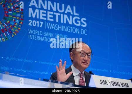 (171012) -- WASHINGTON, 12. Oktober 2017 -- Weltbankpräsident Jim Yong Kim nimmt am 12. Oktober 2017 an einer Pressekonferenz der Jahrestagungen des Internationalen Währungsfonds und der Weltbank 2017 in Washington D.C. Teil. Weltbankpräsident Jim Yong Kim sagte am Donnerstag, dass Chinas Bemühungen, 800 Millionen Menschen aus der Armut zu helfen, historisch sind. ) USA-WASHINGTON D.C.-WELTBANKPRÄSIDENT-CHINA-BEMÜHUNGEN ZUR ARMUTSBEKÄMPFUNG TINGXSHEN PUBLICATIONXNOTXINXCHN Stockfoto