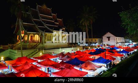 (171013) -- VIENTIANE, 13. Oktober 2017 -- das am 6. Juli 2015 aufgenommene Foto zeigt einen Nachtmarkt in Luangprabang, Laos. Bunte Festivals und Veranstaltungen, die Laos zeigen verschiedene kulturelle, traditionelle und natürliche Reize werden durch Visit Lao Year 2018 hervorgehoben, sagte der stellvertretende laotische Premierminister Sonexay Siphandone am 12. Oktober 2017. ) (zy) LAOS-TOURISM-VISIT LAO YEAR 2018 LiuxAilun PUBLICATIONxNOTxINxCHN Stockfoto