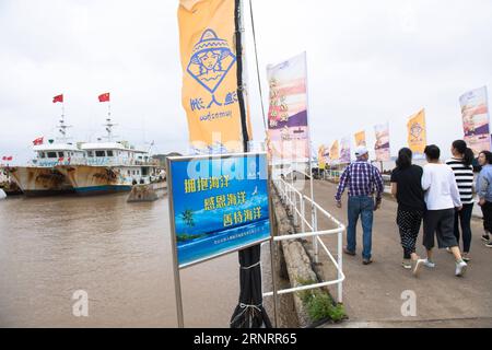 (171013) -- ZHOUSHAN, 13. Oktober 2017 -- Touristen kommen am 12. Oktober 2017 im Hafen Yurenzhou in der Stadt Zhoushan, der ostchinesischen Provinz Zhejiang, an, um das Seefischen zu erleben. Die Fischwirtschaft in Zhoushan hat sich in den letzten Jahren stabil entwickelt. Das Pro-Kopf-Einkommen der lokalen Fischer in Zhoushan erreichte 10.630 Yuan (1.615 US-Dollar) in der ersten Jahreshälfte, ein Anstieg von 8,1 Prozent im Vergleich zum Vorjahr. ) (Ry) CHINA-ZHEJIANG-ZHOUSHAN-FISHING (CN) WengxXinyang PUBLICATIONxNOTxINxCHN Stockfoto