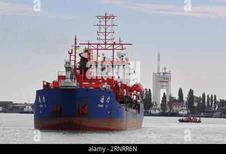 (171013) -- ODESSKAYA (UKRAINE), 13. Oktober 2017 -- Ein Baggerschiff ist am 12. Oktober 2017 im Schwarzmeerhafen Yuschni in der Ukraine im Einsatz. Die in Peking ansässige China Harbor Engineering Company (CHEC) führt die Baggerarbeiten durch und hilft der Ukraine dabei, den sowjetisch gebauten Hafen in eine moderne Seeanlage umzuwandeln. ) UKRAINE-ODESSKAYA-CHINA-PORT-CONSTRUCCTION ChenxJunfeng PUBLICATIONxNOTxINxCHN Stockfoto