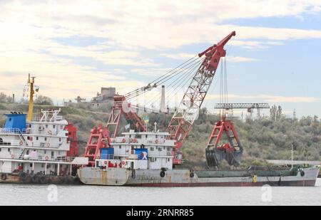 (171013) -- ODESSKAYA (UKRAINE), 13. Oktober 2017 -- Ein Greiferbagger operiert im ukrainischen Schwarzmeerhafen Juschni, 12. Oktober 2017. Die in Peking ansässige China Harbor Engineering Company (CHEC) führt die Baggerarbeiten durch und hilft der Ukraine dabei, den sowjetisch gebauten Hafen in eine moderne Seeanlage umzuwandeln. ) UKRAINE-ODESSKAYA-CHINA-PORT-CONSTRUCCTION ChenxJunfeng PUBLICATIONxNOTxINxCHN Stockfoto