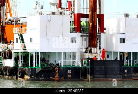 (171013) -- ODESSKAYA (UKRAINE), 13. Oktober 2017 -- zwei Ingenieure arbeiten an einem Baggerschiff im ukrainischen Schwarzmeerhafen Yuschni, 12. Oktober 2017. Die in Peking ansässige China Harbor Engineering Company (CHEC) führt die Baggerarbeiten durch und hilft der Ukraine dabei, den sowjetisch gebauten Hafen in eine moderne Seeanlage umzuwandeln. ) UKRAINE-ODESSKAYA-CHINA-PORT-CONSTRUCCTION ChenxJunfeng PUBLICATIONxNOTxINxCHN Stockfoto