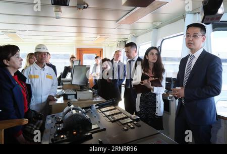 (171013) -- ODESSKAYA (UKRAINE), 13. Oktober 2017 -- Lin Tao (1. R), Leiter der Repräsentanz der China Harbor Engineering Company (CHEC) in der Ukraine, präsentiert das Baggerprojekt Journalisten im ukrainischen Schwarzmeerhafen Yuschni, 12. Oktober 2017. Die CHEC mit Sitz in Peking führt die Baggerarbeiten durch und hilft der Ukraine, den sowjetisch gebauten Hafen in eine moderne Seeanlage umzuwandeln. ) UKRAINE-ODESSKAYA-CHINA-PORT-CONSTRUCCTION ChenxJunfeng PUBLICATIONxNOTxINxCHN Stockfoto