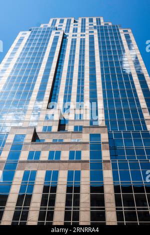 420 Fifth Avenue ist ein Hochhaus aus poliertem rotem Granit und Glas in Midtown, New York City, USA 2023 Stockfoto