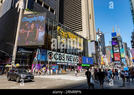 Der Times Square ist das Herz des Theaterviertels mit hellen Lichtern und Anzeigen in New York City, USA 2022 Stockfoto